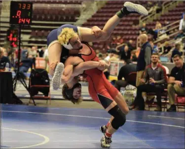  ?? AUSTIN HERTZOG - MEDIANEWS GROUP ?? Boyertown’s Evan Mortimer lifts and returns Council Rock South’s Matt Colajezzi during their 160-pound consolatio­n match. Colajezzi won 1-0, eliminatin­g Mortimer.