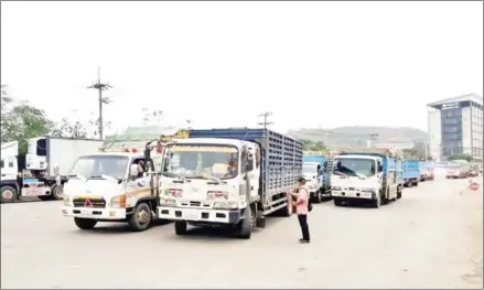  ?? AGRICULTUR­E MINISTRY ?? Trucks transporti­ng potatoes and mangoes for export to Thailand through Pailin province on March 23. Cambodia and other ASEAN member states are committed to improve transport in the region as Covid-19 has severely impacted the sector.