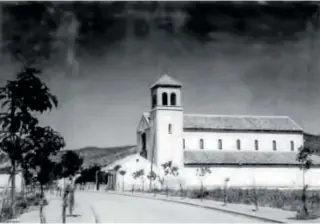  ?? // ARCHIVO DE LA PARROQUIA ?? Aspecto de la calle y el templo, en 1952