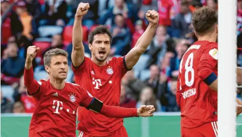  ?? Foto: Sven Hoppe, dpa ?? Gerade noch geschafft: Thomas Müller (links) und Mats Hummels bejubeln das 1:0 der Bayern gegen Heidenheim. Beim 5:4-Heimerfolg mussten sie dennoch lange zittern. Jetzt liegt der Fokus auf dem Bundesliga–Spitzenspi­el am Samstag gegen Borussia Dortmund.