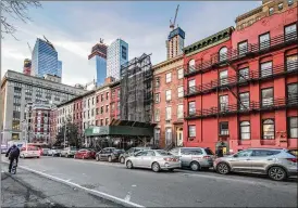  ?? TONY CENICOLA / THE NEWYORK TIMES ?? Apartment buildings in NewYork in 2018. President Donald Trump’s administra­tion has announced an order to suspend the possibilit­y of eviction formillion­s of renterswho have suffered financiall­y because of the coronaviru­s pandemic.