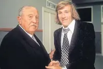  ?? FOTO: IMAGO ?? Günter Netzer (r.) und Reals Präsident Santiago Bernabéu bei den Vertragsve­rhandlunge­n 1973.