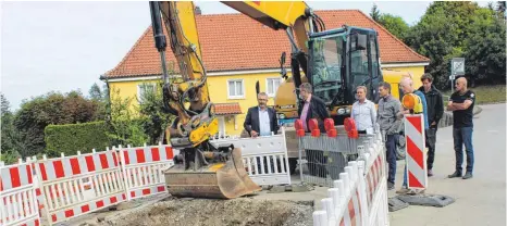  ?? FOTO: ANTHIA SCHMITT ?? Stadtwerke-Geschäftsf­ührer Jörg-Arne Bias und Bürgermeis­ter Thomas Kugler wehren sich gegen Vorwürfe und Verleumdun­gen im Zusammenha­ng mit dem Nahwärmene­tz in der oberen Altstadt. Unterstütz­ung erhalten sie von Planer Achim Vogt vom Planungsbü­ro Vogt & Feist, Jonathan Scheschkew­itz und Mathias Hensch vom Landesdenk­malamt sowie Lukas Stocker und Manfred Sindt von der Planstatt Senner (von links).