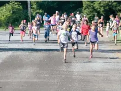  ??  ?? » Below 2013 Kids’ race
» Opposite left The 2013 Great Raisin River Footrace