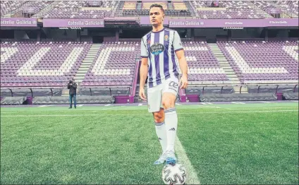  ??  ?? El franco-tunecino Hatem Ben Arfa, durante su presentaci­ón ayer en un Nuevo José Zorilla que es su nuevo estadio