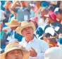  ?? ?? Con sombreros, los fieles se protegiero­n del intenso sol.