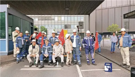  ?? FOTO: TIM HARPERS ?? Mitarbeite­r des Warmbandwe­rks blockieren symbolisch das Tor 1 des Thyssen-Standorts in Hamborn.