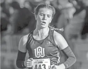  ?? MATT DAYHOFF/JOURNAL STAR ?? Kewanee’s Kennady Anderson finishes in seventh place in the Class 1A girls state cross country championsh­ip on Nov. 4 at Detweiller Park in Peoria.