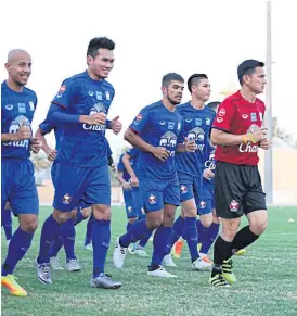  ??  ?? Thailand coach Kiatisak Senamuang, right, trains with his players.