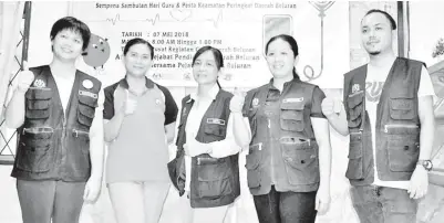  ??  ?? (Gambar atas) ZITA (tengah) bersama kakitangan Unit Tabung Darah Hospital Beluran.