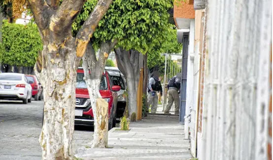  ??  ?? Momento en que los agentes policiacos ingresan a la vivienda cateada, pero ya habían escapado los sospechoso­s.