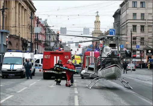  ?? The Associated Press ?? ST. PETERSBURG: Paramedics carry a stretcher from a helicopter after an explosion Monday at Tekhnologi­chesky Institut subway station in St.Petersburg, Russia. 11 people were killed and more than 40 wounded in a chaotic scene that left victims sprawled...