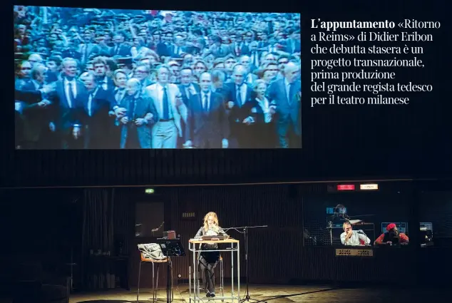  ??  ?? Il trio In alto, Sonia Bergamasco (l’attrice), Rosario Lisma (il regista) e Tommy Kuti (l’ingegnere del suono) in «Ritorno a Reims». Sullo sfondo, la marcia che Mitterrand fece il giorno della nomina a presidente della Repubblica francese (10 maggio 1981) per celebrare il socialismo, la resistenza e l’abolizione della schiavitù (foto di Masiar Pasquali)