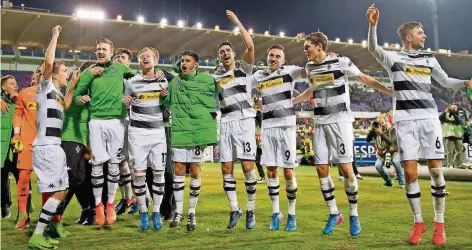  ?? FOTO: BECKER/DPA ?? Die Gladbacher Spieler feiern das Fußball-Wunder von Florenz – genau in der Mitte Kapitän Lars Stindl (Nummer 13).