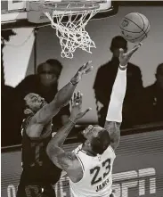  ?? Michael Reaves / Getty Images ?? LeBron James (der.) anotó 29 puntos y los Lakers apabullaro­n el sábado 119-96 a los Rockets.