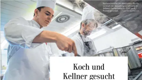  ?? FOTO: JENS BÜTTNER/DPA ?? Nachwuchsk­öche am Arbeitspla­tz: Die Gesamtzahl der Ausbildung­sverhältni­sse im Südwest-gastgewerb­e ist 2020 um 8,7 Prozent gesunken.