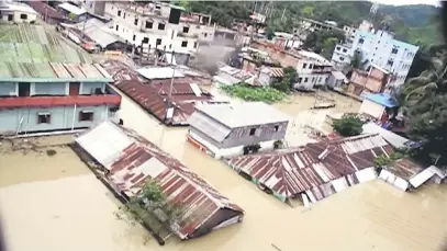  ?? — Gambar Reuters ?? TENGGELAM: Keadaan banjir susulan hujan lebat di Khagrachar­i dalam gambar rakaman video kelmarin.