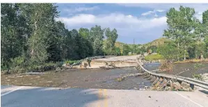  ?? FOTO: AP ?? Viele Straßen, die zum Yellowston­e-Park führen, wurden durch die Fluten zerstört und sind nach wie vor nicht befahrbar.