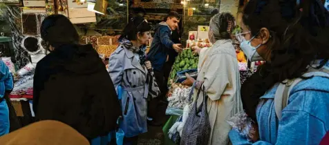  ?? Foto: Vahid Salemi, dpa ?? Iranische Frauen gehen, ohne ihr vorgeschri­ebenes islamische­s Kopftuch zu tragen, auf einen Markt.