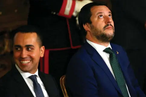  ?? FOTO: TONY GENTILE/REUTERS ?? Italiens indenrigsm­inister, Matteo Salvini (t.h.), og arbejdsmin­ister Luigi Di Maio har fået Frankrig til at hjemkalde dets ambassadør fra Rom.