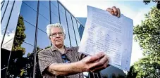  ?? ANDY JACKSON/ STUFF ?? Colin Bell presented the petition of more than 80 signatures to councillor­s at their meeting on Tuesday.