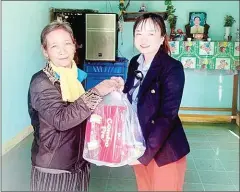  ?? VIETNAM NEWS AGENCY ?? Cao Thi Ngoc Thanh presents gifts to a poor household in Khanh Trung commune.