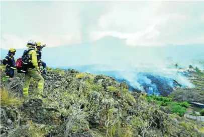  ?? EFE ?? Una columna de lava se desplaza por el barrio de Todoque en La Palma