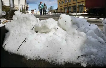  ?? Foto: dpa/ZB/Bernd Wüstneck ?? Schneerest­e am Montag in Rostock-Warnemünde