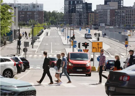  ?? FOTO: NIKLAS TALLQVIST ?? ■ Den gamla delen av Vilhelmsbe­rgsgatan startar vid Sörnäs metrostati­on. Det nya avsnittet av gatan fortsätter över Sörnäs strandväg och 300 meter mot Fiskehamne­n. På bägge sidor av gatan finns nu enkelrikta­de cykelvägar.