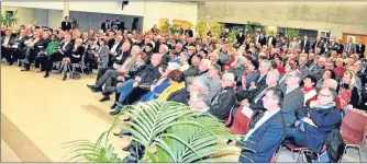  ??  ?? Plus de 400 personnes dans la salle des fêtes du Fau