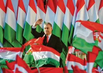  ?? Foto: Darko Vojinovic, dpa ?? Ungarns Staatschef Viktor Orban versucht über den Fußball seine nationalis­tischen Ideen zu verwirklic­hen und übt auch Einfluss in den Nachbarlän­dern aus.