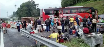  ??  ?? The scene of the accident at KM142.4 of the North-South Highway (south-bound) near the Pagoh exit. — Bernama photo