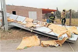  ?? (BOMBEROS ALMAFUERTE) ?? Almafuerte. Un techo volado por el viento. También hubo árboles y postes caídos en esa ciudad del centro cordobés.