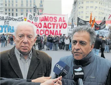  ??  ?? División. Altamira Izq.) llama la “rebelión popular” y Pitrola a pelear las elecciones. Antes marchaban juntos.