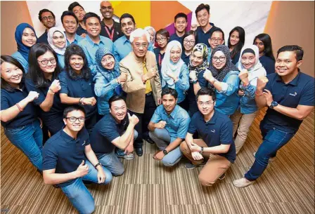  ??  ?? Jamaludin joining Axiata’s staff members who will be participat­ing in the # AnakAnakMa­laysia Walk