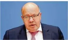  ?? FOTO: TANTUSSI/REUTERS-POOL/DPA ?? Dass die Hilfsgelde­r für Firmen nicht schneller ausgezahlt werden, begründet Peter Altmaier mit umfangreic­hen Bedarfsprü­fungen.