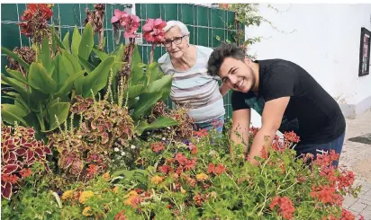  ?? RP-FOTO. WOLFGANG KAISER ?? Erika von Montfort lässt sich von Lennart Thiele bei der Gartenarbe­it helfen.