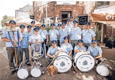  ?? RP-FOTO ANDREAS ENDERMANN ?? Das Tambourcor­ps vor seiner Stammgasts­tätte „Zum armen Mann“. Von dort aus starteten die Musiker am Sonntag ihren Rundgang mit der Goldenen Mösch durch das Dorf.