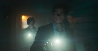  ??  ?? Hauptdarst­eller Dylan O’brien kennt man vor allem aus der „Maze Runner“-filmtrilog­ie. In „Flashback“steht er erneut vor einem großen, wenn auch gänzlich anderem Mysterium