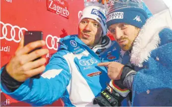  ?? FOTO: DPA ?? Ein Selfie fürs Erinnerung­salbum: Felix Neureuther (links) posiert nach seinen zweiten Platz in Zagreb mit Sieger Manfred Mölgg aus Südtirol, auch Alberto Tomba lichtete der Hobby-Kameramann noch ab.