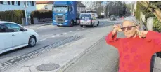  ?? ?? Anwohnerin Sibylle Truckenmül­ler musste sich vor einem Jahr wegen des viel höheren Verkehrs auf der Leutkirche­r Straße die Ohren zuhalten. Auch aktuell nimmt sie deutlich mehr Lärm wahr.