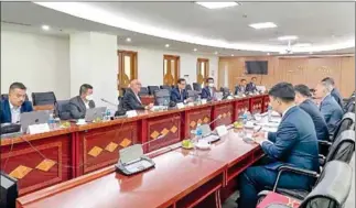  ?? SUPPLIED ?? Monday’s meeting between commerce ministry secretary of state Sok Sopheak and his Vietnamese counterpar­t Tran Quoc Khanh.