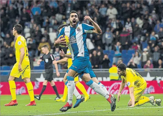  ?? FOTO: PERE PUNTÍ ?? Borja Iglesias celebra un gol al Girona Fue uno de los ocho que ha marcado con el Espanyol esta temporada, a los que hay que sumar los 13 con el Zaragoza desde enero