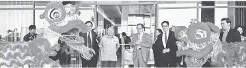  ??  ?? Abang Johari (second right) watching lion dance performanc­e prior to launching the Jazz Suites show unit. Also seen are Chan (second left), Alan (left) and Yaw Hang.