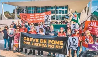  ?? PT ?? Militantes no STF, em Brasília, onde protocolar­am manifesto da greve de fome pela liberdade de Lula