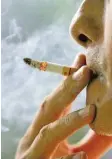  ??  ?? Noch immer rauchen Jugendlich­e Zigaretten. Symbolfoto: Barbara Walton, epa