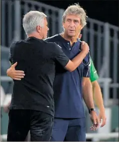  ?? ?? Pellegrini y Mourinho, en un amistoso Betis-Roma de 2021.