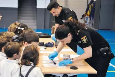  ?? Foto: Regierungs­vertretung ?? Während ihrer Schulbesuc­he gewähren die Sicherheit­sbeamten den Kindern einen interessan­ten Einblick in ihre polizeilic­he Arbeit.