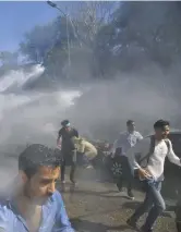  ??  ?? Scontri Cannoni ad acqua sparati contro i manifestan­ti che protestava­no ieri contro la candidatur­a di Bouteflika (Ap)