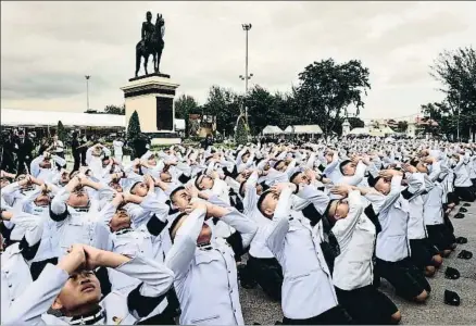  ?? LILLIAN SUWANRUMPH­A / AFP ?? En honor del rey. Rezos por el fallecido rey Bhumibol, ayer en Bangkok. Abajo, el rey Maha